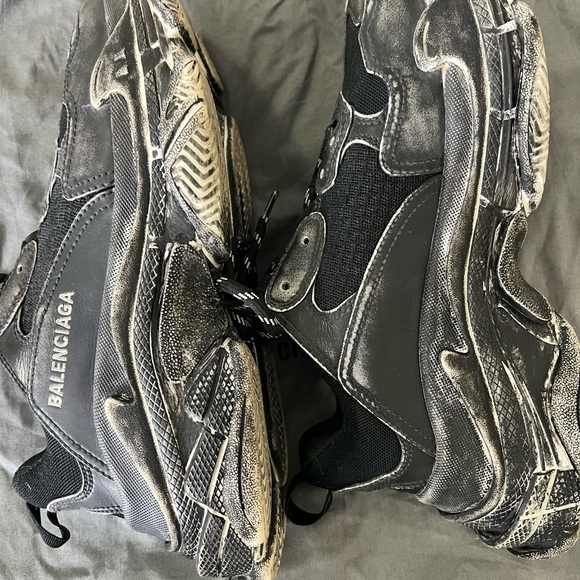 Pre-owed sneakers like new, run 1/2 size small - Picture 3 of 7